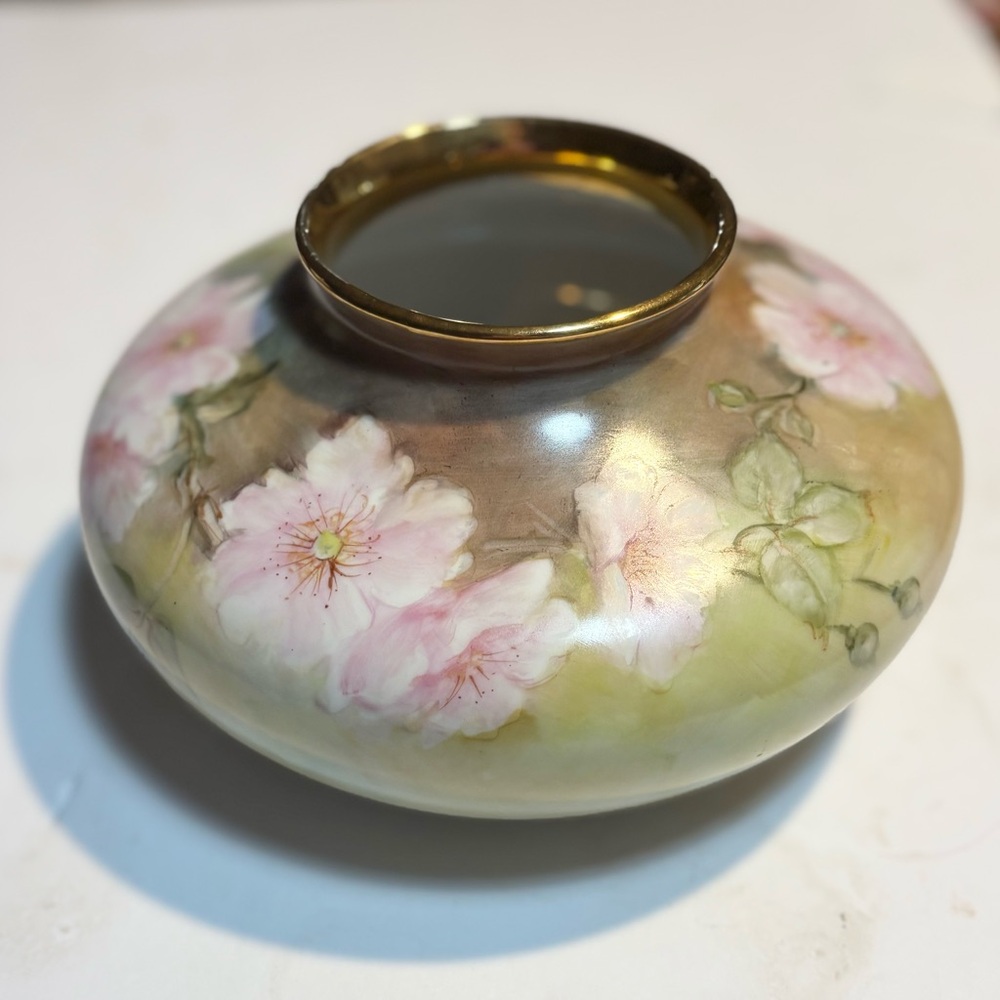 Hand painted Flat Floral Vase gold trim signed Linda Hart - Picture 2 of 11